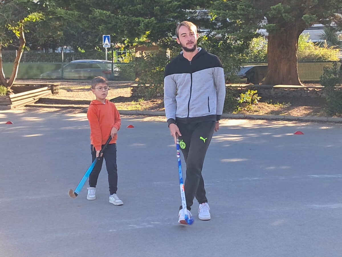 Initiation Hockey sur gazon avec les CE2-CM1